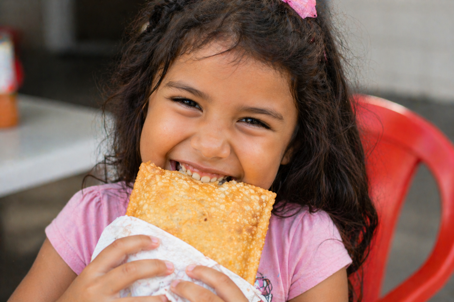Criança feliz com pastel